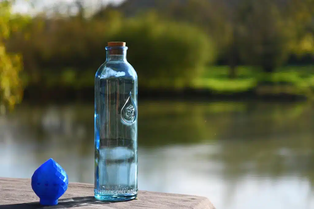 une bouteille d'eau en verre