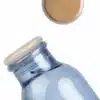 Gourde en verre bleu avec bouchon en bois, vue en gros plan.