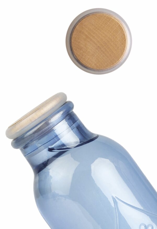Gourde en verre bleu avec bouchon en bois, vue en gros plan.