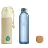 Bouteille OmWater Flying Gratitude 50 cl en verre bleu avec bouchon étanche et housse en chanvre – pour dynamiser et structurer l’eau en déplacement