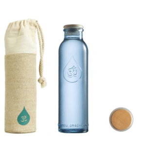 Bouteille OmWater Flying Gratitude 50 cl en verre bleu avec bouchon étanche et housse en chanvre – pour dynamiser et structurer l’eau en déplacement