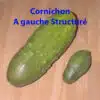 Deux cornichons posés sur une table en bois, un plus grand à gauche et un plus petit à droite.