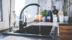 eau chaude qui coule d'un robinet dans lévier