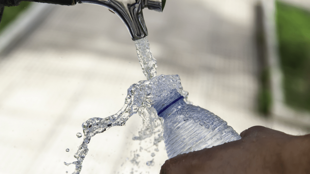 Robinet qui remplie une bouteille d'eau