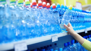 bouteilles d'eau minérale dans un rayon de magasin