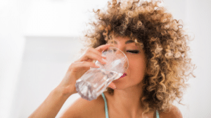 femme qui boit un verre d'eau