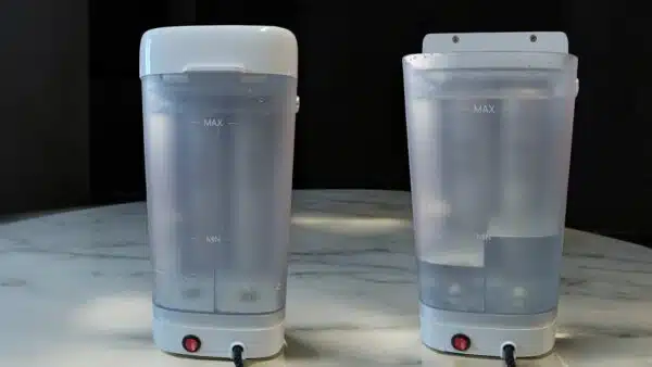 Comparaison de deux réservoirs de la fontaine Mini Water après filtration par osmose inverse.