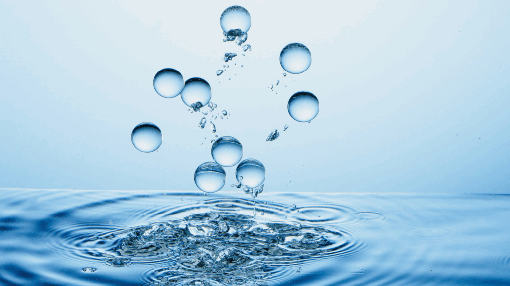 Goutte d'eau en suspension, au-dessus d'une eau dynamisée