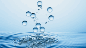 Goutte d'eau en suspension, au-dessus d'une eau dynamisée