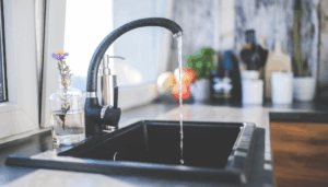 eau robinet ouvert cuisine