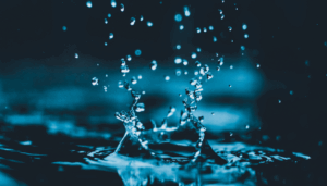 photo artistique d'eau qui éclabousse