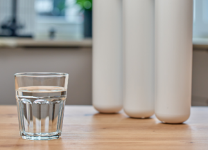 verre d'eau et filtres en arrière plan