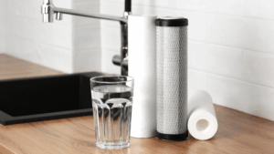 Verre d'eau osmosée avec filtres